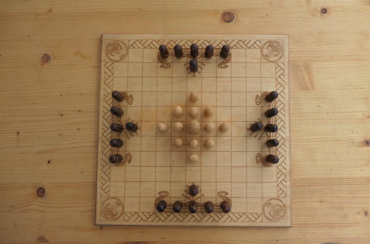 Spielbrett von Vingólf Hnefatafl von oben, in Startaufstellung: heller König mit zwölf hellen Verteidigern in der Mitte, 24 dunkle Angreifer in vier Gruppen an den Randmitten.