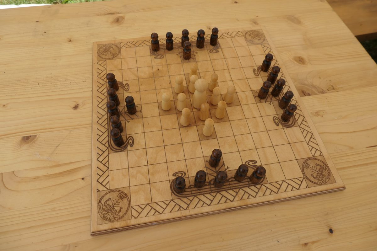 Spielbrett von Vingólf Hnefatafl in Startaufstellung: heller König mit zwölf hellen Verteidigern in der Mitte, 24 dunkle Angreifer in vier Gruppen an den Rändern.